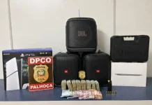 Bens apreendidos pela Polícia Civil durante operação contra golpe do falso consórcio, usados como prova da investigação.