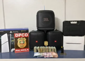 Bens apreendidos pela Polícia Civil durante operação contra golpe do falso consórcio, usados como prova da investigação.