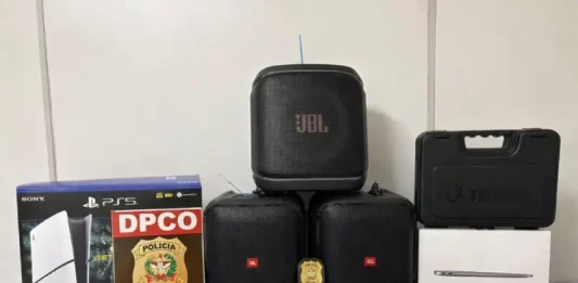 Bens apreendidos pela Polícia Civil durante operação contra golpe do falso consórcio, usados como prova da investigação.