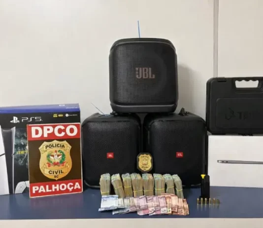 Bens apreendidos pela Polícia Civil durante operação contra golpe do falso consórcio, usados como prova da investigação.
