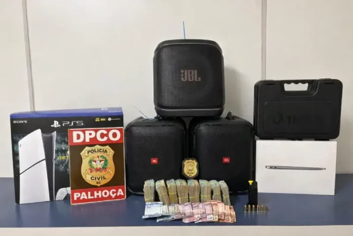 Bens apreendidos pela Polícia Civil durante operação contra golpe do falso consórcio, usados como prova da investigação.