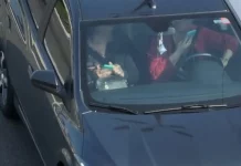 Drones da PRF flagram motorista usando celular ao volante em rodovia de Santa Catarina.