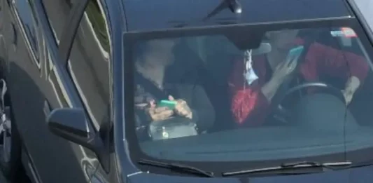 Drones da PRF flagram motorista usando celular ao volante em rodovia de Santa Catarina.