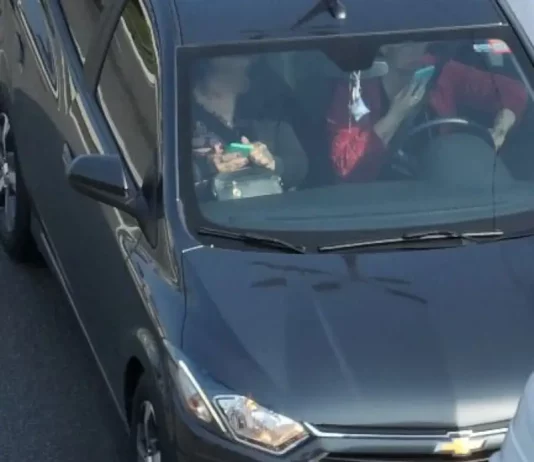 Drones da PRF flagram motorista usando celular ao volante em rodovia de Santa Catarina.