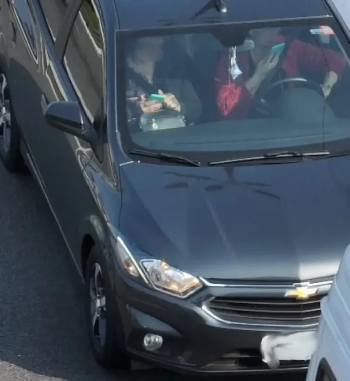 Drones da PRF flagram motorista usando celular ao volante em rodovia de Santa Catarina.