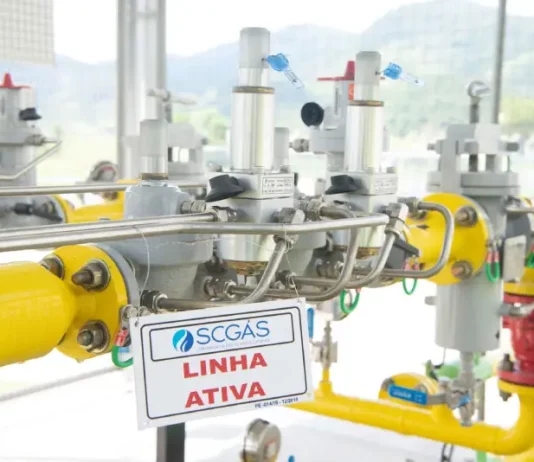Linha de gás natural da SCGÁS em operação, ilustrando a distribuição do combustível em Santa Catarina.