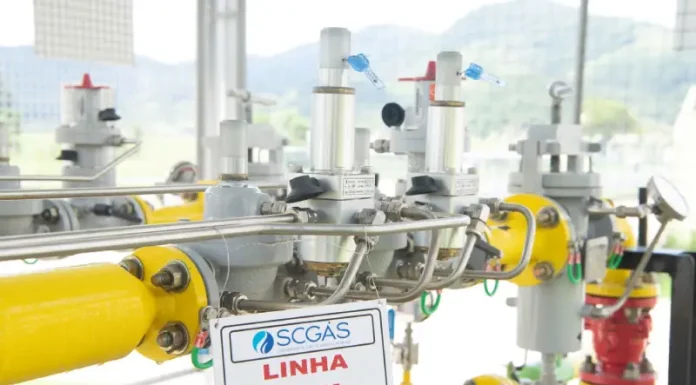 Tarifa do gás natural em SC cai 12% em média a partir de janeiro Linha de gás natural da SCGÁS em operação, ilustrando a distribuição do combustível em Santa Catarina.