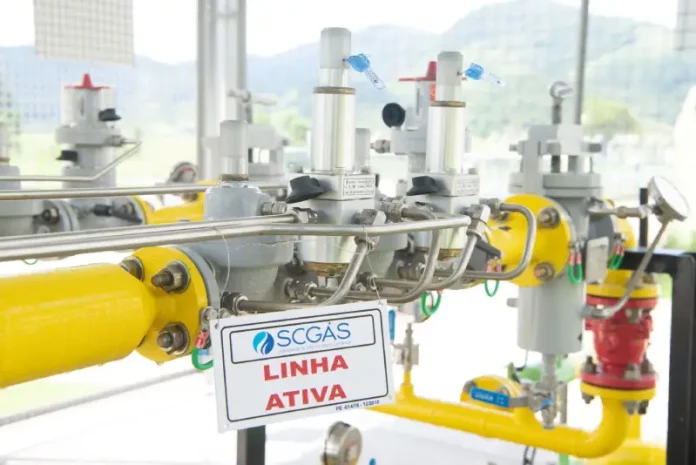 Linha de gás natural da SCGÁS em operação, ilustrando a distribuição do combustível em Santa Catarina.