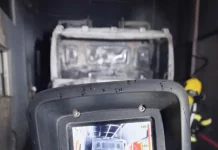 Bombeiros controlam incêndio em caminhão de lixo dentro de galpão em Palhoça Bombeiros usam câmara térmica no combate a incêndio em caminhão de lixo, em Palhoça