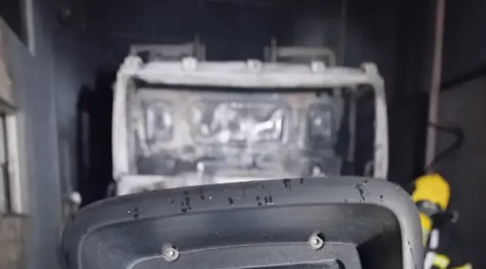 Bombeiros usam câmara térmica no combate a incêndio em caminhão de lixo, em Palhoça