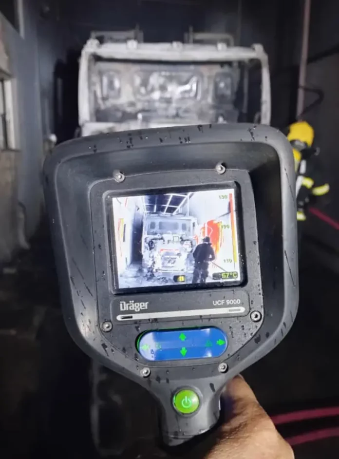 Bombeiros usam câmara térmica no combate a incêndio em caminhão de lixo, em Palhoça