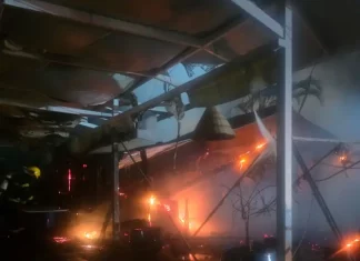 Incêndio destrói parte de restaurante em marina no Norte da Ilha, em Florianópolis Foto mostra bombeiros atuando no combate ao incêndio dentro do restaurante instalado em uma marina, destacando as chamas ainda ativas e a destruição parcial da estrutura.