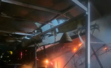 Incêndio destrói parte de restaurante em marina no Norte da Ilha, em Florianópolis Foto mostra bombeiros atuando no combate ao incêndio dentro do restaurante instalado em uma marina, destacando as chamas ainda ativas e a destruição parcial da estrutura.