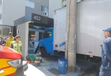 Socorristas chegam ao local para prestar atendimento ao motorista que sofreu parada cardiorrespiratória e bateu na portaria do prédio.