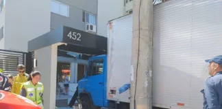 Socorristas chegam ao local para prestar atendimento ao motorista que sofreu parada cardiorrespiratória e bateu na portaria do prédio.