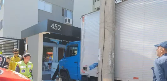 Motorista tem parada cardiorrespiratória e perde controle do caminhão no Centro de Florianópolis Socorristas chegam ao local para prestar atendimento ao motorista que sofreu parada cardiorrespiratória e bateu na portaria do prédio.
