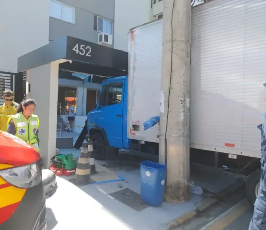 Motorista tem parada cardiorrespiratória e perde controle do caminhão no Centro de Florianópolis Socorristas chegam ao local para prestar atendimento ao motorista que sofreu parada cardiorrespiratória e bateu na portaria do prédio.