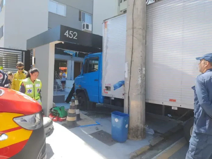 Socorristas chegam ao local para prestar atendimento ao motorista que sofreu parada cardiorrespiratória e bateu na portaria do prédio.