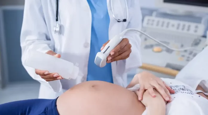 Foto mostra uma gestante em exame de ultrassom, ilustrando cuidados do pré-natal e a humanização da assistência obstétrica.