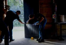 Perito oficial criminal realiza análise técnica em local de crime para coleta de vestígios e produção de prova pericial.