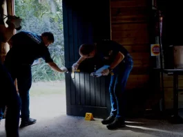 Perito oficial criminal realiza análise técnica em local de crime para coleta de vestígios e produção de prova pericial.