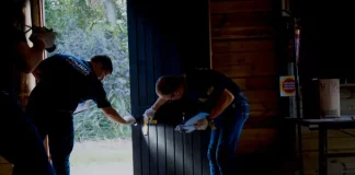 Perito oficial criminal realiza análise técnica em local de crime para coleta de vestígios e produção de prova pericial.