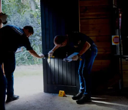 Perito oficial criminal realiza análise técnica em local de crime para coleta de vestígios e produção de prova pericial.