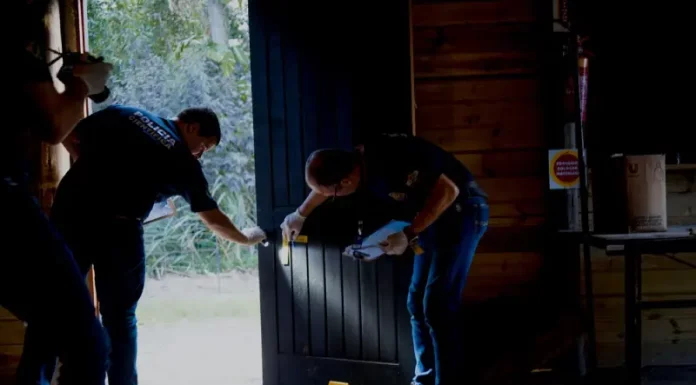 Perito oficial criminal realiza análise técnica em local de crime para coleta de vestígios e produção de prova pericial.