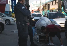 Agentes da guarda municipal de São José fazem abordagem em ocupações irregulares de áreas públicas