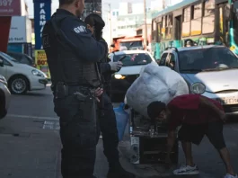 Agentes da guarda municipal de São José fazem abordagem em ocupações irregulares de áreas públicas