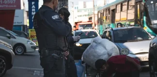 Agentes da guarda municipal de São José fazem abordagem em ocupações irregulares de áreas públicas