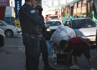 Agentes da guarda municipal de São José fazem abordagem em ocupações irregulares de áreas públicas