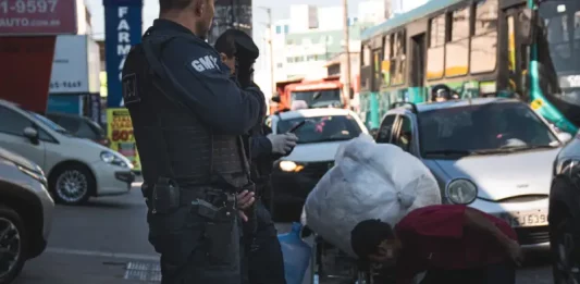 São José realiza mais de 5 mil abordagens a ocupações irregulares em áreas públicas Agentes da guarda municipal de São José fazem abordagem em ocupações irregulares de áreas públicas