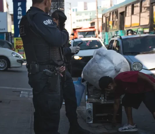 Agentes da guarda municipal de São José fazem abordagem em ocupações irregulares de áreas públicas