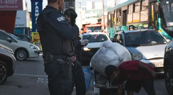 Agentes da guarda municipal de São José fazem abordagem em ocupações irregulares de áreas públicas