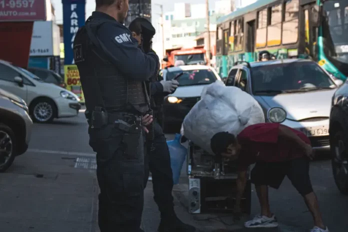 Agentes da guarda municipal de São José fazem abordagem em ocupações irregulares de áreas públicas