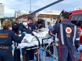 Equipe do serviço aeromédico do Samu realiza atendimento de emergência e prepara paciente para transporte aéreo, ilustrando o uso do Programa Sangue Total no atendimento pré-hospitalar em Santa Catarina.