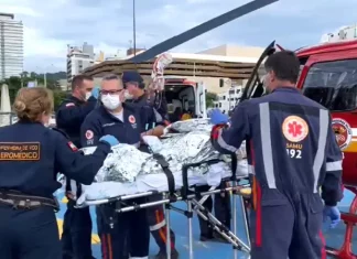 SC expande programa Sangue Total para Chapecó garantindo agilidade em transfusões de emergência Equipe do serviço aeromédico do Samu realiza atendimento de emergência e prepara paciente para transporte aéreo, ilustrando o uso do Programa Sangue Total no atendimento pré-hospitalar em Santa Catarina.