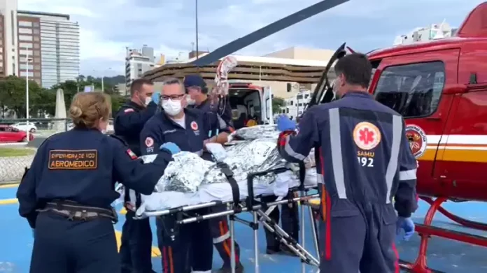 programa Sangue Total Equipe do serviço aeromédico do Samu realiza atendimento de emergência e prepara paciente para transporte aéreo, ilustrando o uso do Programa Sangue Total no atendimento pré-hospitalar em Santa Catarina.
