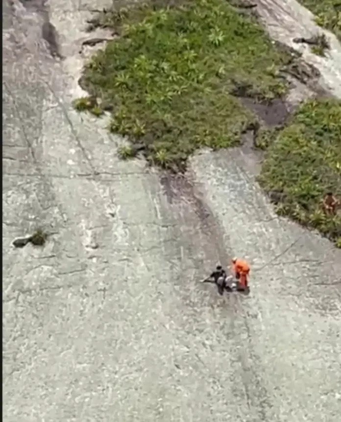 resgate Resgatista do helicóptero Arcanjo atua em salvamento de homem em área de risco no Costão do Moçambique, em Florianópolis.