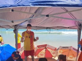 Chinês morre após sofrer mal súbito no mar na Praia dos Ingleses Equipe de socorristas tentando reanimar homem que sofreu mal súbito na Praia dos Ingleses