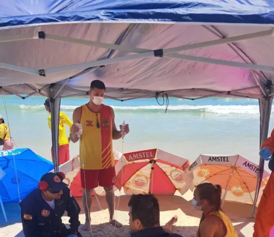 Equipe de socorristas tentando reanimar homem que sofreu mal súbito na Praia dos Ingleses