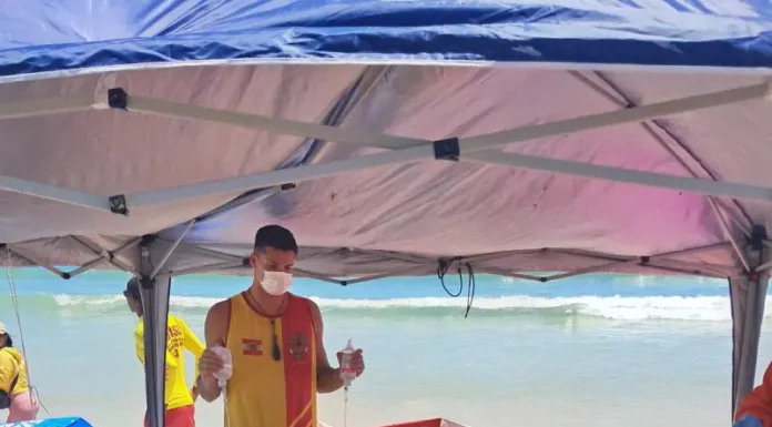 Equipe de socorristas tentando reanimar homem que sofreu mal súbito na Praia dos Ingleses