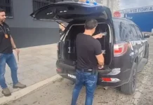 Suspeito de estimular automutilação em crianças é preso em SC Policiais civis conduzindo homem suspeito de estimular crianças à automutilação.