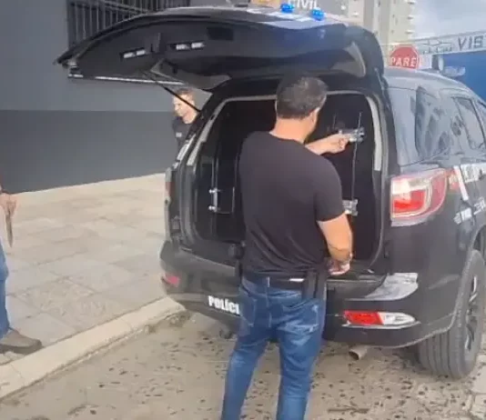 Suspeito de estimular automutilação em crianças é preso em SC Policiais civis conduzindo homem suspeito de estimular crianças à automutilação.
