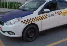 São José atualiza regras dos táxis e padroniza uniformes dos motoristas Táxi parado em um ponto da cidade, usado para representar as novas regras dos táxis em São José.