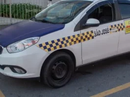São José atualiza regras dos táxis e padroniza uniformes dos motoristas Táxi parado em um ponto da cidade, usado para representar as novas regras dos táxis em São José.