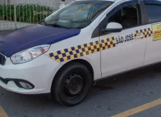 São José atualiza regras dos táxis e padroniza uniformes dos motoristas Táxi parado em um ponto da cidade, usado para representar as novas regras dos táxis em São José.