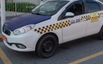 São José atualiza regras dos táxis e padroniza uniformes dos motoristas Táxi parado em um ponto da cidade, usado para representar as novas regras dos táxis em São José.