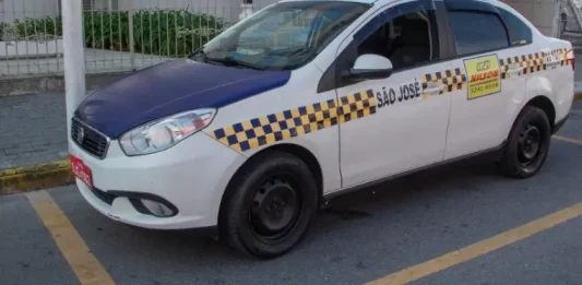 São José atualiza regras dos táxis e padroniza uniformes dos motoristas Táxi parado em um ponto da cidade, usado para representar as novas regras dos táxis em São José.